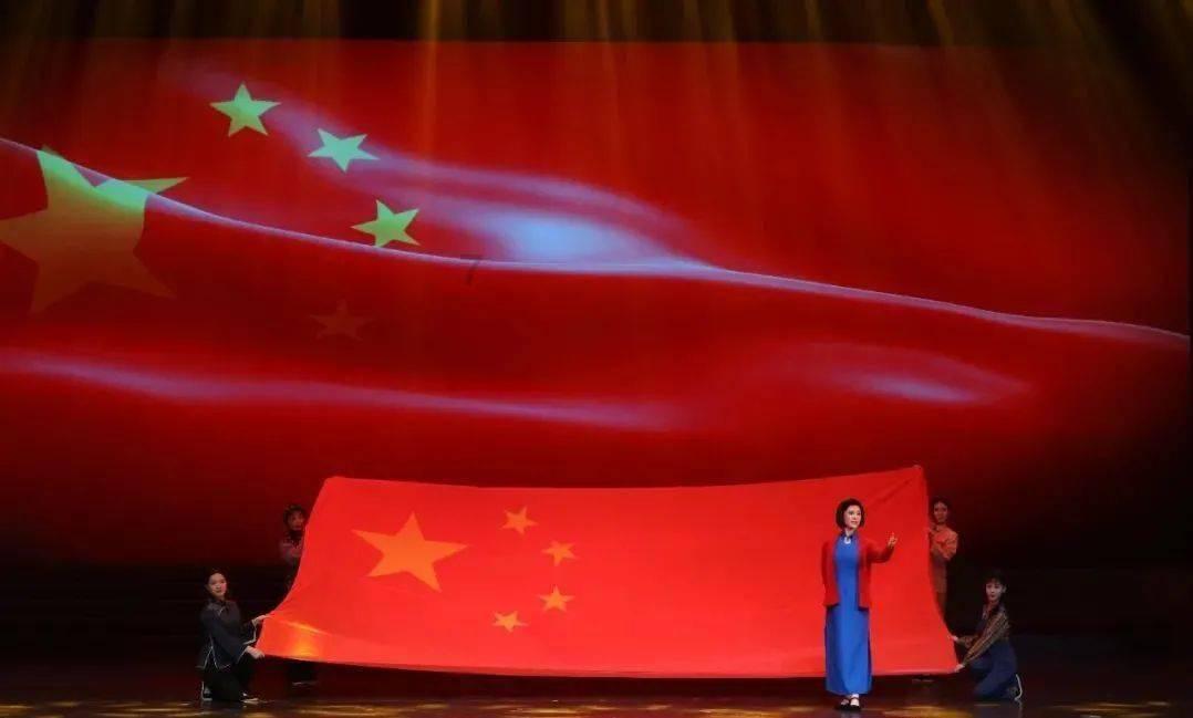 下面四个图形中，哪一个与其他三 个不一样()？