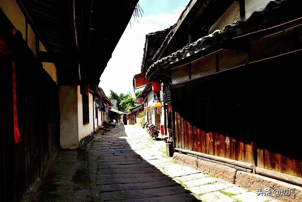 深度解读300多年的泸定桥,曾因“飞夺泸定桥”而闻名中外,如今现状如何,发现不一样的知识星球分享平台